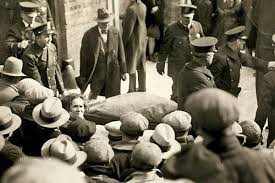 Al capone's valentine's day surprise for the rival bugs moran gang in 1929 chicago. The St Valentine S Day Massacre And Al Capone Excerpt From Get Capone Chicago Magazine