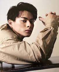 a love sho time on instagram cluster vol 12 買うの我慢するつもりが このお顔に負けました 好きなのこの半目な感じ 見下す感じ 冷たい感じ 手のごつい感じも好き 平野紫耀 kingandprince モデル 写真 紫 顔