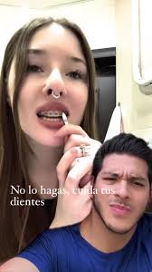 Prácticas como esta pueden fracturar tus dientes. Si logras desprenderlos,  fragmentos de pegamento se quedan en tus dientes y hacen que las bacterias  se peguen con más facilidad. Acude a tu dentista. ...