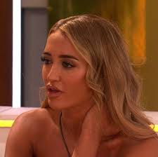 Love Island 2016: Scott & Zara are already kissing