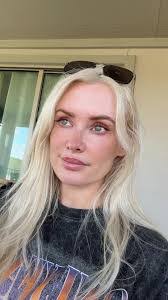 Laura Weller's Instagram, Twitter & Facebook