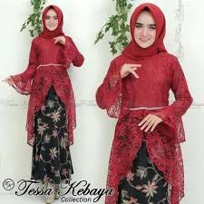 Ada banyak sekali warna baju brokat kombinasi satin ini dengan berbagai warna yang mewah dan glamor, seperti warna putih dan gold. Jual Kebaya Brokat Tunik Pita Syahrini Warna Maroon Dan Gold Kekinian Emas Jakarta Pusat Octakebaya Tokopedia