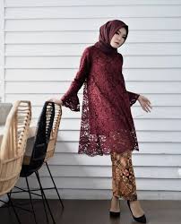 Penggunaan warna senada dari gamis, brokat, hingga jilbab segi empat menjadikan pemakainya nampak anggun. 50 Kebaya Brokat Kombinasi Satin Model Terbaru