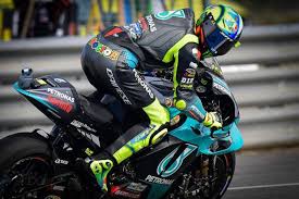 Valentino rossi (/ ˈ r ɒ s i /; Penampilan Rossi Di Motogp 2021 Bikin Juara Dunia 1993 Elus Elus Dada