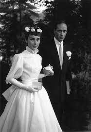 Risultati immagini per abiti sposa stile anni 70 | abiti da sposa e … sposa 2017 acconciature vintage anni '70 trecce chignon sciolti … stile trasgressivo: Gli Abiti Da Sposa Famosi Piu Belli Rock N Fiocc
