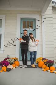 I had so much fun putting together this year's halloween porch decorations! Halloween Porch Decor Kelsey Bang