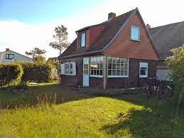 Das rote haus, mit seinen 2 ferienwohnungen, liegt verwunschen hinter rosen und sanddornhecken ganz in der nähe. Ferienimmobilien Auf Hiddensee Insel Rugen Potsdam Immobilien Alpha Immobilien Gmbh