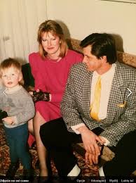 Dziennikarz i od niedawna także prowadzący program „dzień dobry tvn jest znany ze swojego specyficznego poczucia humoru. Filip Chajzer Z Rodzicami Rok 1986 Omg Mama Z Dynastii Tata Krol Biznesu I Biala Skara