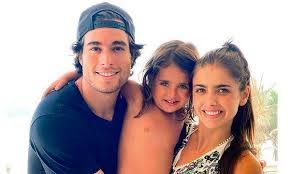 Lo bailado nadie nos lo quita, dijeron renaud y danilo trabajaron en la telenovela hijas de la luna , transmitida en televisa entre febrero y junio de 2018. Danilo Carrera Reaparece Bailando Junto A Michelle Renaud Y Marcelo