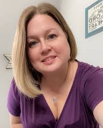 Kelly Farris's Instagram, Twitter & Facebook