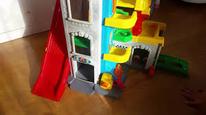 On the little people farm, when they open the barn door it goes moo. they can pick up their friends in the school bus. 8 Fisher Price Little People Fun Sounds Garage Elevator Ramps Helicopter Car Wash Viking Toys Youtube