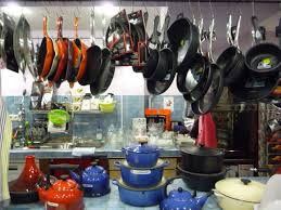 Un monde plein d'ustensiles de cuisine. Cucinotto Vivre A Berlin