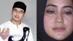 Umi pipik bikin heboh usai menyebut istri siri ketiga uje adalah seorang publik figur.aksi umi pipik mengungkap fakta itu tuai pro dan kontra.nama oki setian. Umi Pipik Diisukan Lagi Sudah Menikah Sang Anak Rela Lakukan Ini Sebut Sosok Uje Tak Tergantikan Tribun Jambi