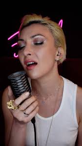 Il testo di questa canzone mi fa pensare a quelle persone o a quelle  situazioni che per forza di cose, per via delle circostanze…sono stata  costretta a “lasciare andare”. Perché c’è un tempo per ogni ...