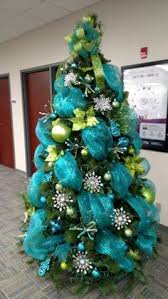 Arboles De Navidad En Azul Con Mallas Arboles De Navidad En Azul Decoracion Azul Para Peacock Christmas Tree Christmas Tree Decorations Cool Christmas Trees