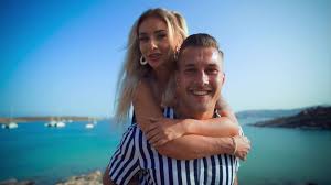 Simon kjaer saat menenangkan istri christian eriksen, sabrina. Are You The One Sind Max Und Sabrina Das Erste Match Promiflash De