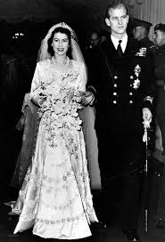 We did not find results for: Prinzessin Beatrice Ihr Hochzeitskleid Wurde Mal Von Der Queen Getragen Glamour