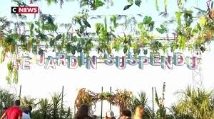 A lot of reviewers mark that the staff is knowledgeable here. Le Jardin Suspendu Les Parisiens Raffolent Du Plus Grand Rooftop De La Capitale Youtube