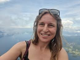 Is there a halfway point between San Ignacio and Guatemala City by bus?