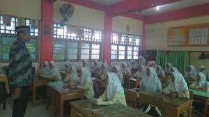 Apalagi cat putih dengan lukisan. Ruang Kelas Sma