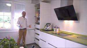 Vive en un lugar seguro e independiente, en un fraccionamiento privado y familiar con se renta cuarto en la condesa a una cuadra del centro de cultura económica, súper bien ubicado, sin amueblar, baño completo propio. Cocina Blanca De 15 M2 Con Dos Frentes Rectos Sin Tiradores Y Encimera De Silestone Verde Fun Youtube