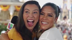 Francisca llegó con una doble sorpresa para una joven hispana que trabaja  en Disney