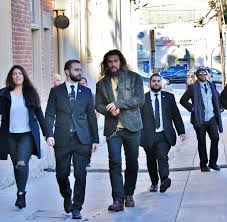 Why does jason momoa need bodyguards? Pics Jason Momoa Looks Like A Giant Next To His Bodyguards Channel