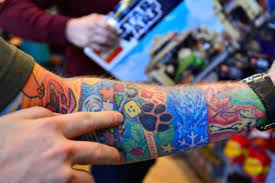 Just 150 of these ed sheeran x heinz tomato ketchup, tattoo edition bottles are being released — a number meant to celebrate heinz's 150th birthday. Fur Ed Sheerans Tattoo Kunstler Sind Seine Eigene Werke Mist