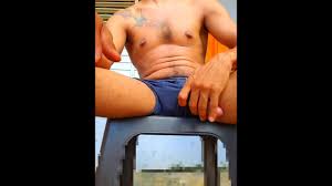 Una chica 👧 se me queda mirando mi pene en la afuera de mi casa 🏡 😏😈, A  girl 👧 stares at my pen