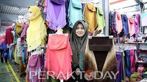 Dan ketika isteri menyebut pasar kemboja, saya seakan akan pernah mendengar akan nama panggilan pasar ini. Pasar Kemboja Terus Jadi Pilihan Persiapan Akhir Aidil Fitri