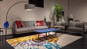 Kombinasi coffee table klasik dan kursi goyang yang kokoh bisa menjadi pilihan yang sangat pas untuk menenangkan diri sembari melepas kepenatan. 17 Inspirasi Ruang Keluarga Modern Tahun 2021 Rumah Com