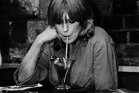 Las incontables bacanales que deja atrás Marianne Faithfull, ahora  incapacitada - Chic