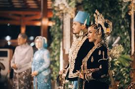 Walaupun ada juga pakaian yang mengalami modernisasi. 45 Tradisi Dan Adat Pernikahan Unik Dari Penjuru Indonesia Bridestory Blog