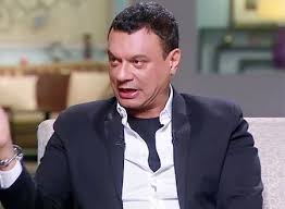 عباس أبو الحسن يحيي ذكرى ميلاد والده شاهد