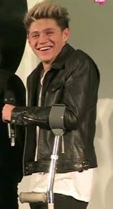 Aww His Smile 3 Twinning I M Wearing A Black Leather Jacket And White Shirt Underneath One Direction Photos One Direction Imagines No One Loves Me