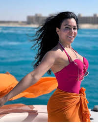 ميرهان حسين تُحدث ضجة بما قالته عن صورها على الشاطئ | Laha Magazine