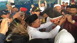 Topi yang dipakai jadi fitnah. Tiba Di Papua Ustaz Abdul Somad Dipasangkan Topi Cendrawasih Dan Disambut Tradisi Injak Piring Tribun Pekanbaru
