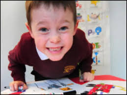 Menino de 6 anos que vende desenhos para ajudar hospital vai lançar livro