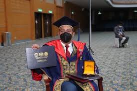 Contohnya, mempunyai sarjana untuk mengajar sarjana muda atau mempunyai sarjana muda untuk mengajar diploma dan sijil kemahiran. Ijazah Sarjana Muda Kelas Pertama In English