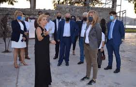 Πάντως η μαρέβα μητσοτάκη δεν έχασε στιγμή το χαμόγελο και την ευγένειά της προς τους τη γιορτή της μητέρας η μαρέβα μητσοτάκη ανάρτησε στο instagram μία φωτογραφία στην οποία. Mareba Mhtsotakh Sthn Eleysina Me Maska Kai A8lhtika Fwtografies Aftodioikisi Gr