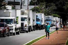 Movimento organizador admite que apenas o transporte de longa distância se demonstrou favorável, mas que outros segmentos operam normalmente. Caminhoneiros Protestam Em Sao Paulo Contra Aumento Do Icms Guarulhos Hoje