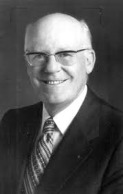 Uma vida moldada pelo serviço: Élder Robert L. Backman falece aos 100 anos 