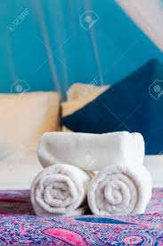 Blanc Bain Serviette Roulee Sur Un Lit Dans La Chambre D Hotel Accueil Des Invites Banque D Images Et Photos Libres De Droits Image 43879071