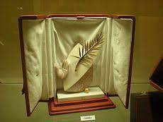 This ultimate detail makes each trophy truly unique, since nature never yields two identical rock crystals. Palme D Or Wikipedia