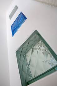 3つ並んだカラフルなガラスブロック ガラスブロック 室内装飾 建築