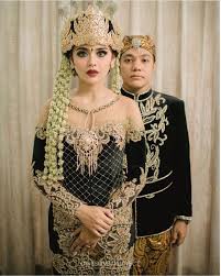 Ini foto tentang pengantin wanita, riasan mata, skgfotografi. Kumpulan Foto Prewedding Pengantin Adat Jawa Toprewed