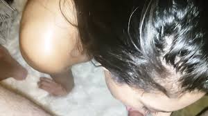 Riesige arabische Ehefrau mit schlaffen Möpsen bückt sich und lutscht  Schwanz