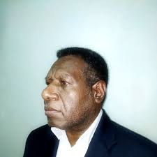 John Guise organising his family for a photo shoot, Port Moresby, 1960. A  photo by Cec Lynch for PIX magazine (colourised). State Library of NSW.
