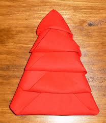 Derrière votre pliage accrochez un trombone de couleur pour faire tenir le sapin debout. Pliage De Serviette De Table En Forme De Sapin De Noel Plier Une Serviette De Table En Papier Realiser Un Sapin De Noel En Papier Pliage De Serviette De Table En Papier En