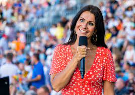 Onsdag spiller vi inn årets første allsang på grensen, og vi får besøk av superstjernen ronan keating fra boyzone, d.d.e., las ketchup oficial, arne hulen fra postgirobygget, john brungot og selveste carola (official), mens kristian valen er gjesteprogramleder. Tv 2 Venter Med Allsang Avgjorelse For Tidlig A Trekke Noen Konklusjon Kampanje